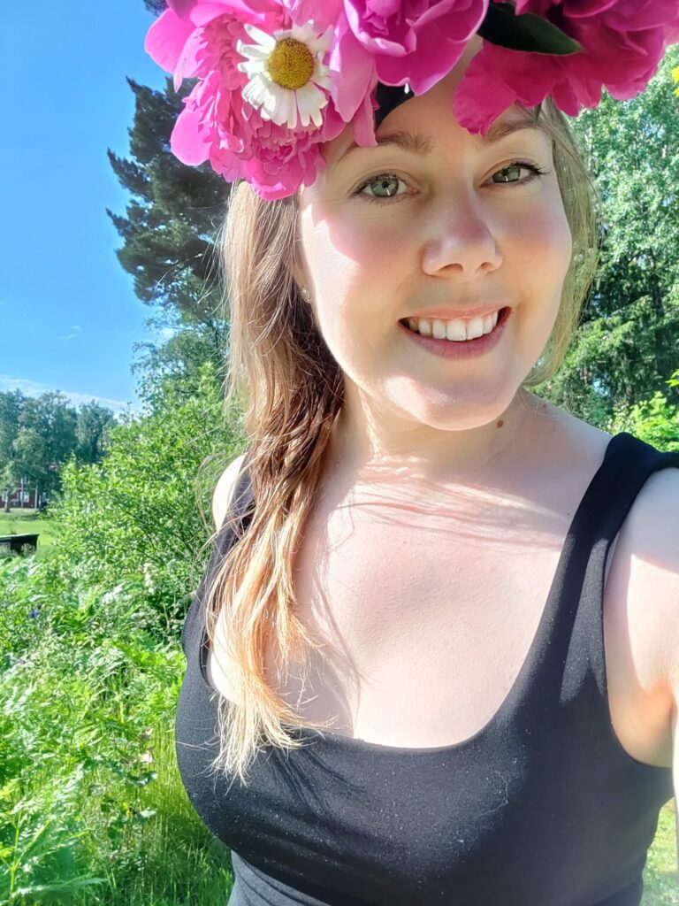 Liza Flodén med blommor i håret